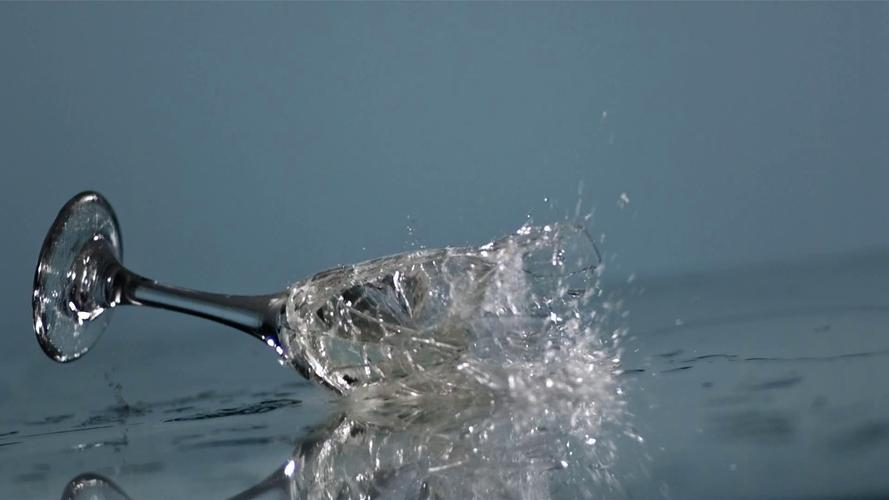 高脚玻璃杯摔碎慢镜头高清实拍