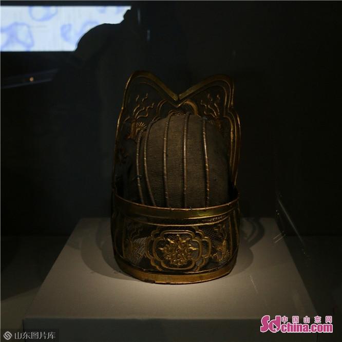  br/> 明代朝服梁冠即进贤冠,源于古代缁布冠,秦汉时为儒者所戴,后
