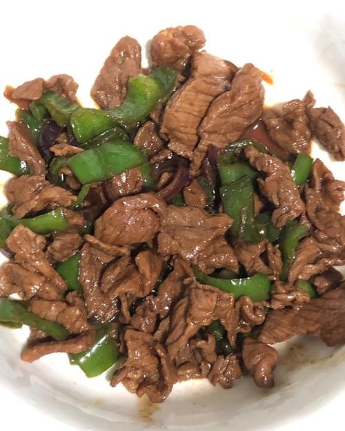 家常菜 青椒炒牛肉 子超人做的青椒炒牛肉  赞 牛柳,青椒,洋葱,大蒜