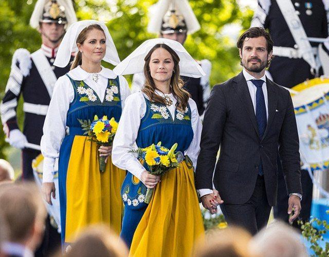 瑞典人在庆祝国庆节的时候,常常会举国上下都穿着鲜艳耀眼的民族服