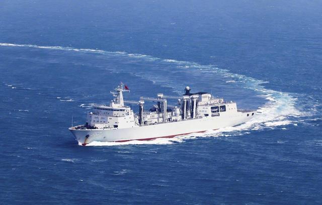 967"查干湖"号综合补给舰