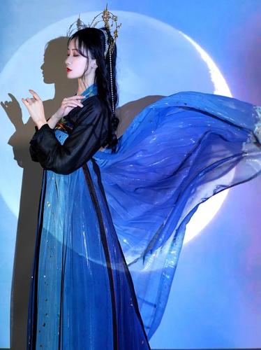 大部分小可爱都更喜欢翩若惊鸿的汉服,毕竟能够让自己看起来仙气十足