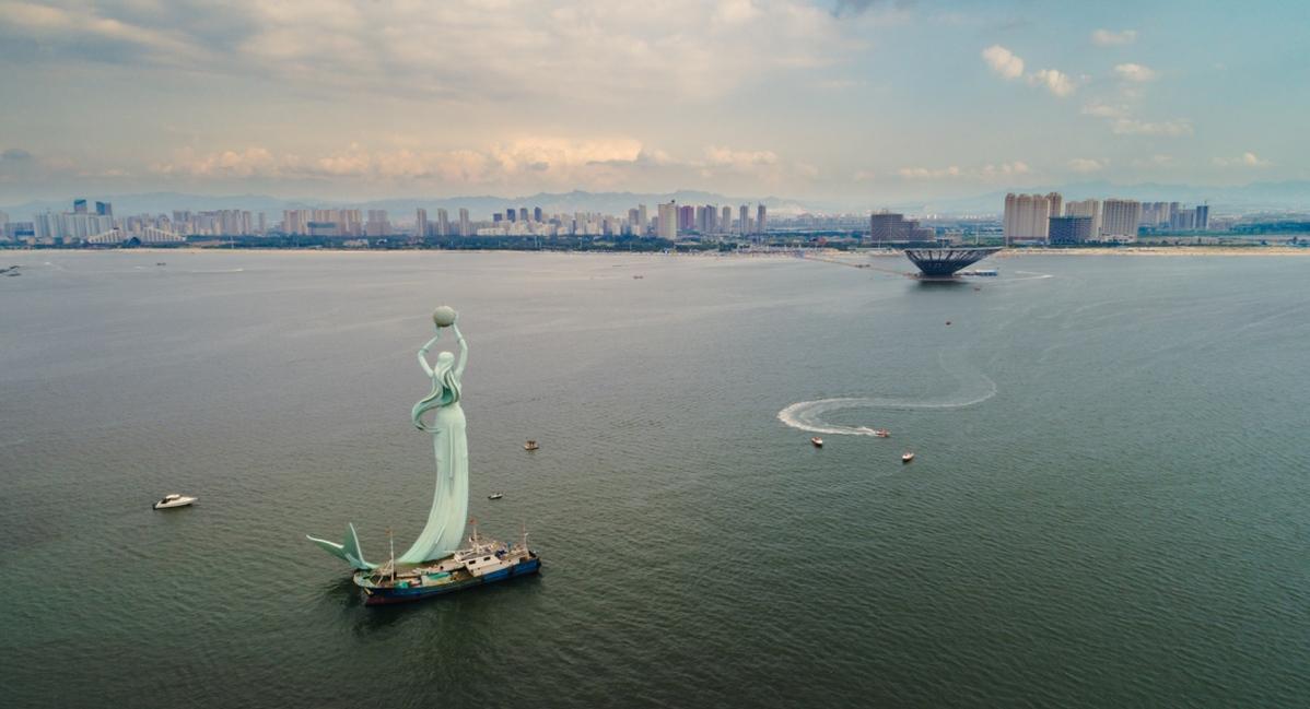 碧海蓝天看辽宁:山海广场——悠悠海风渔舟唱晚 "鲅鱼公主"神采飞扬