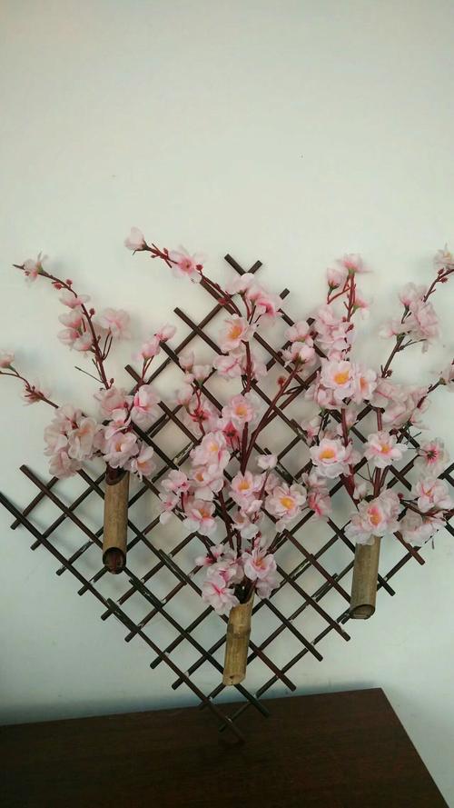 利用废旧筷子,竹筒,梅花枝等制作的竹筒插花.