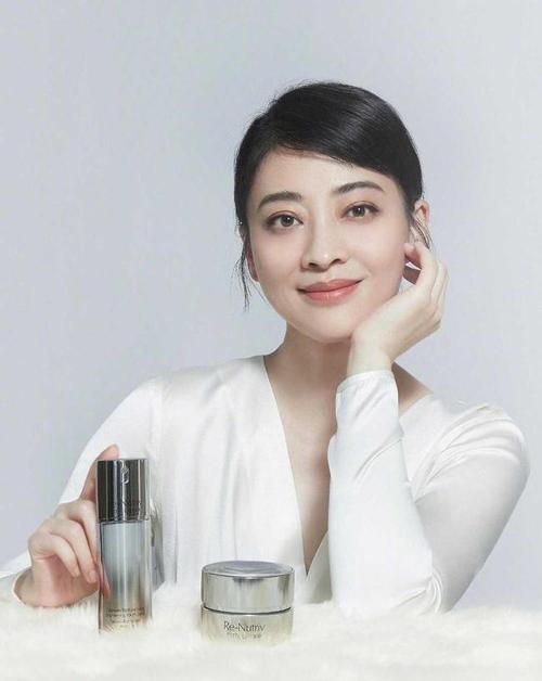 梅婷真是大妈们的典范穿黑色连衣裙配红色丝巾不俗反而很优雅