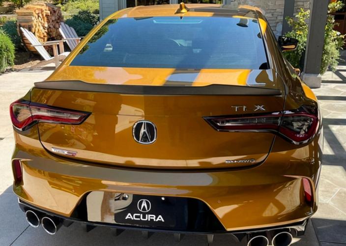 街拍本田讴歌tlx,动感造型 四排气,加速6秒,比宝马m5还帅气!