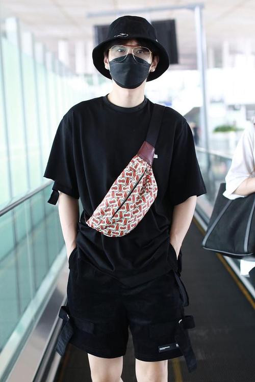 汪苏泷街拍:t恤挎burberry腰包工装短裤xvessel乞丐鞋