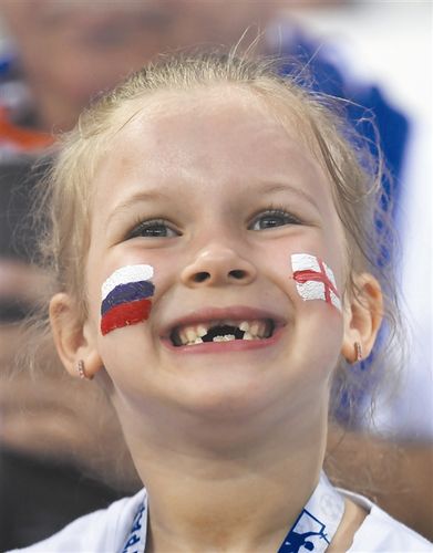 萌态十足的小球迷