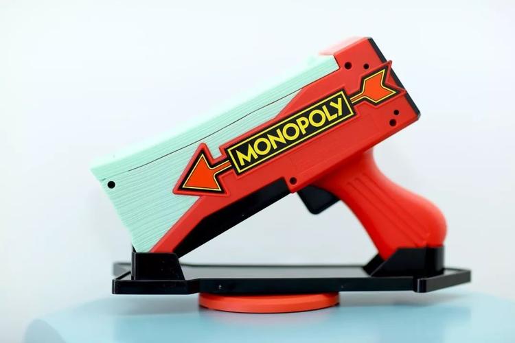 点钞机是一种手枪设计,投射后可以华丽丽吐出"钞票",非常好意头,特别