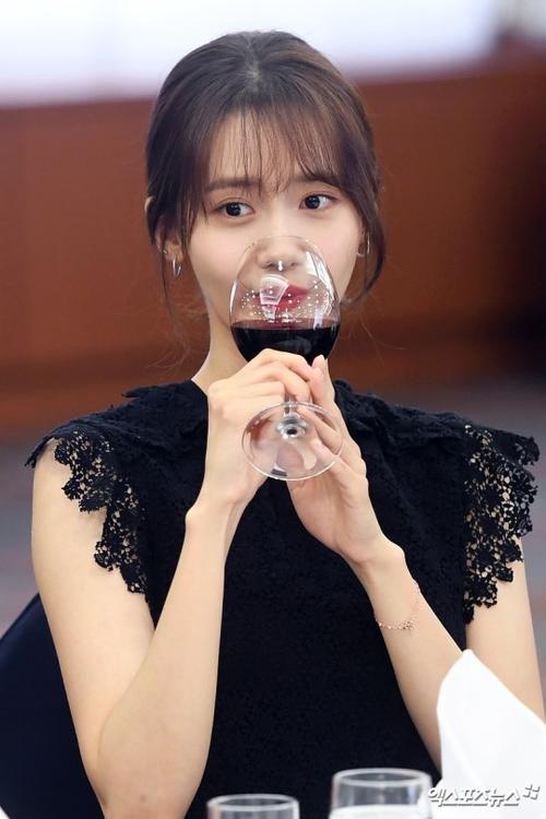 在活动上,允儿获得了多家新闻报道机构联合选出的"最佳上镜奖"