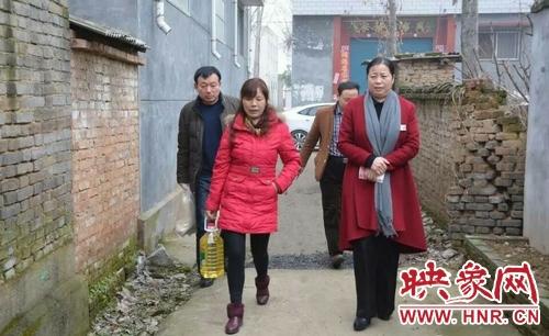 县卫计委主任王小杰(右一)深入谭店乡慰问困难群众