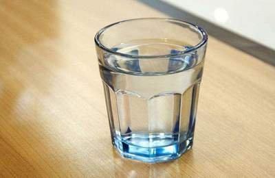 白开水放凉后会成为害人水医生说出真相请大家理性对待