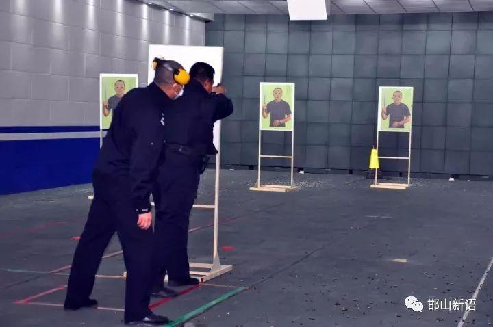 比赛时,在一阵"噼啪"的枪响声中,分局党委副书记,政委李建峰,党委委员