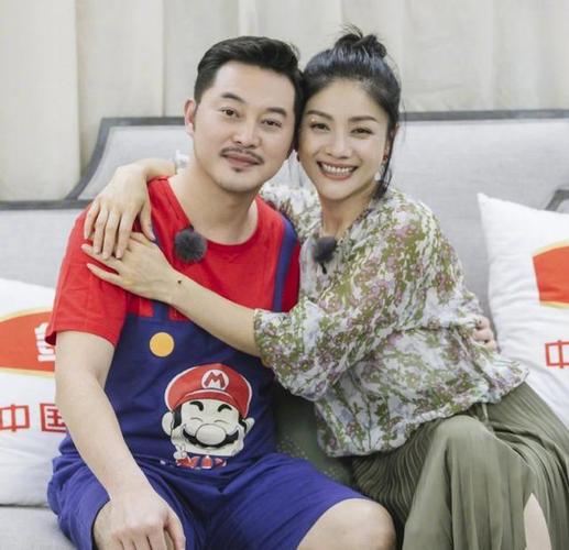 沙溢看到娜扎叠穿两件背心很时尚,让老婆也这么穿,网友笑哭了!