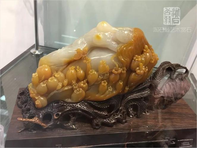 《春之梦》,很美,很有思想的一件黄蜡石雕刻作品,美中不足的是底座,和