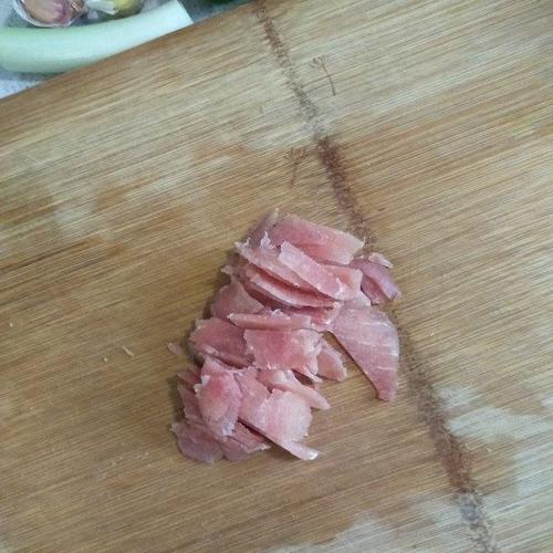 第3步,100克里脊肉切片,我切薄了应该稍微厚点.