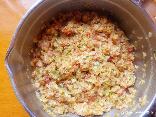 白菜猪肉饺子馅这样调,白菜不出水,猪肉又鲜嫩,味道好