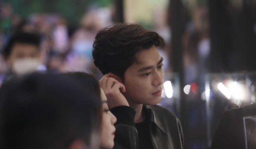 粉丝晒李易峰活动生图,侧颜和睫毛抢镜,氛围感拉满了!