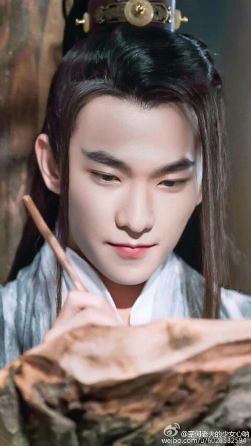 《三生三世十里桃花》是由阿里影业,儒意影业联合出品,由赵小丁