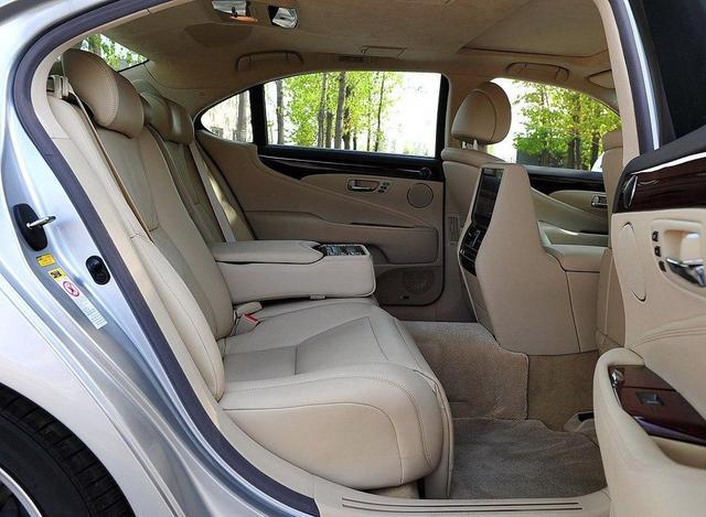 雷克萨斯ls,5.2米车身后排空间挤成这样,有人会买吗