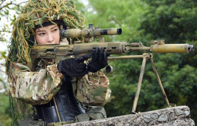 专供特种部队的狙击步枪装配特制消声器还能全自动发射