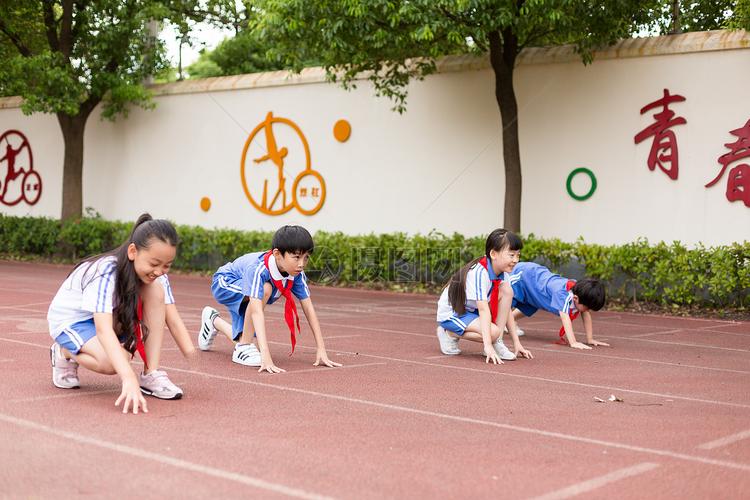 操场上跑步运动的小学生