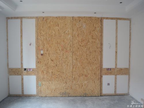 电视背景墙的欧松板均采用最高规格, 美瑞建筑装饰在这方面也是用足了