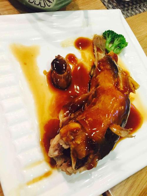 有帝王蟹腿和鲍汁河豚的自助餐