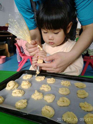 谨程连锁幼稚园丽都园托班——烘焙课《曲奇饼干》