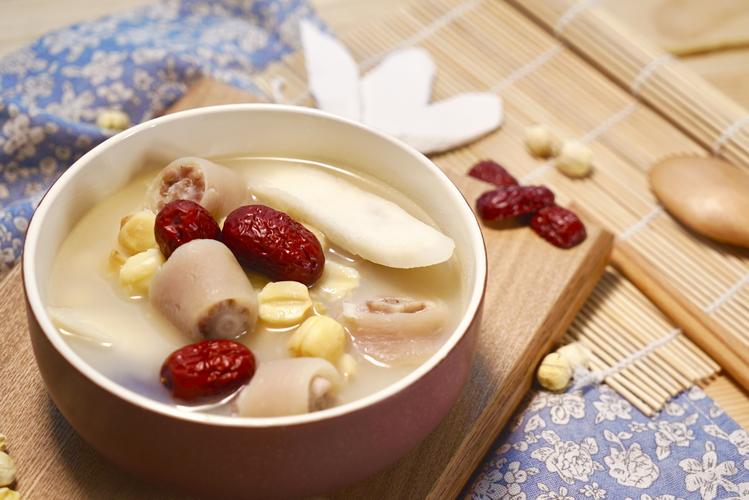 猪尾巴莲子红枣汤