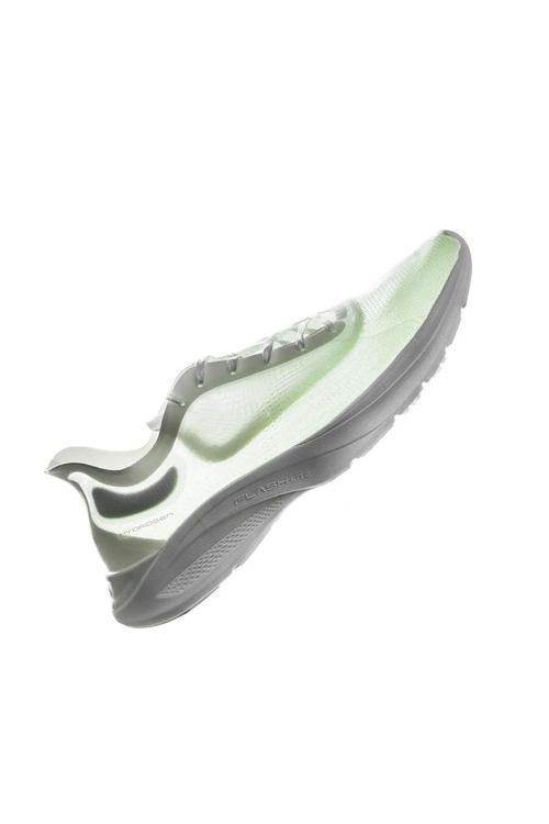 透明 mono 纱线打造,轻薄,透气而且不会吸湿变重,越来越多跑鞋应用