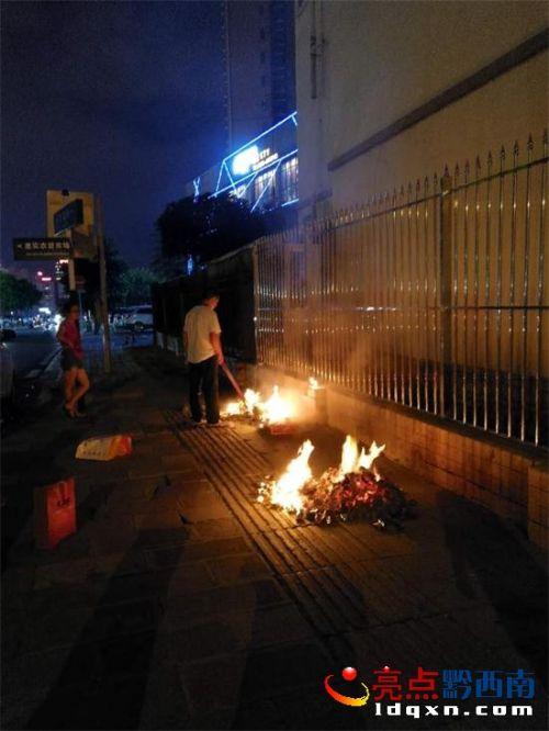 昨天(阳历9月4日,阴历七月十四),兴义市桔山一小区居民在燃烧蜡烛,钱