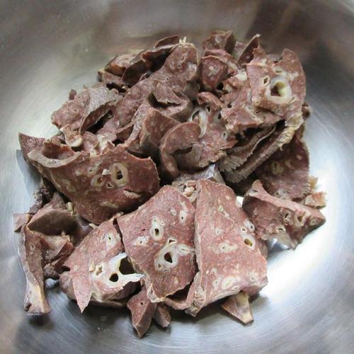 第2步,将熟猪肺倒入大盆里.