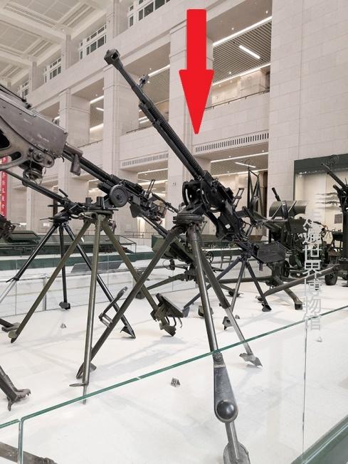 中国造qjg02式14.5毫米单管高射机枪局部细节. 美国造勃朗宁m2式12.