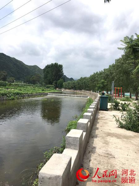 河北省保定市易县良岗镇小兰村的拦河坝景观.