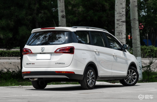 21款宝骏730细节满满车长近4米8大7座空间表现出众