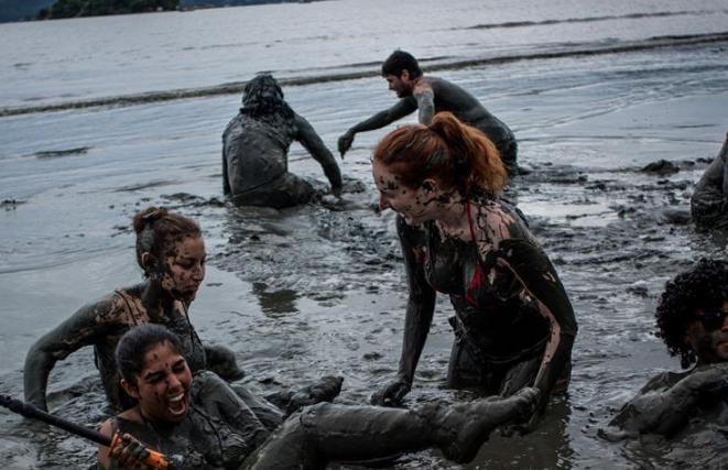 巴西最"无厘头"节日,男女滚泥巴,美女在这花枝乱颤释放自己!