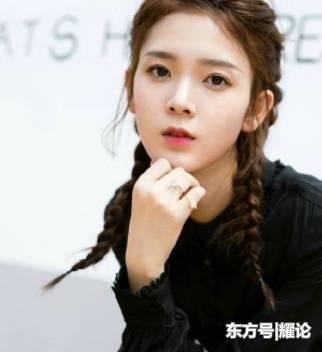 2,陈瑶的鱼骨辫双马尾也真的是很适宜她小巧考究的面貌,像是天上下凡