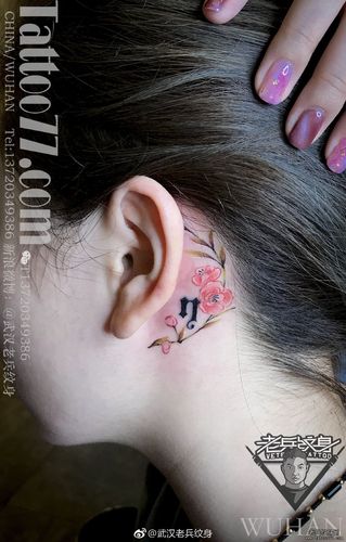 耳后小花纹身图案