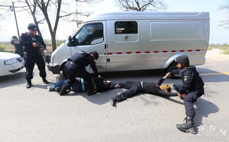 (运钞车防抢劫演练)