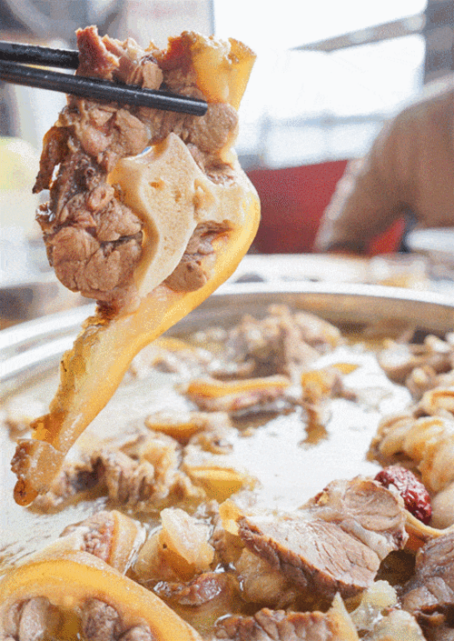 滋补牛尾汤,冬季进补最好不过了,不管男女都适合喝.