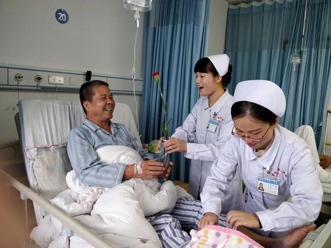 重阳鲜花入病房,骨科护理人员将祝福与关怀送到病人床前.