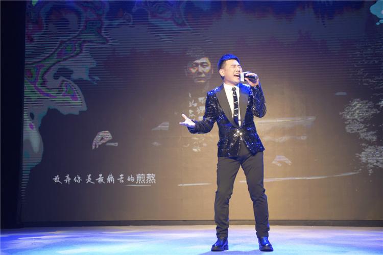侯旭发布新专辑《逃》 与齐秦合唱感动全场