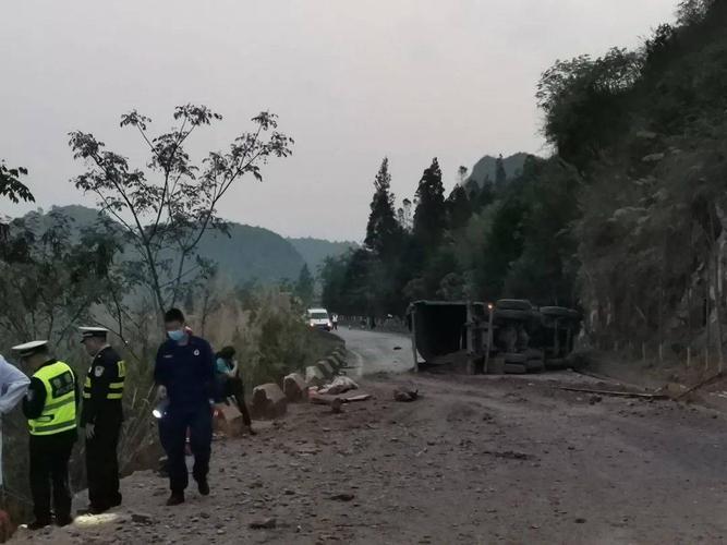 西畴公路分局紧急出动抢通阻断道路