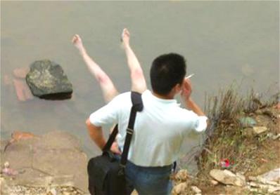 男子眼看着亲侄子被淹死而不去救,侄子葬礼却发现误会