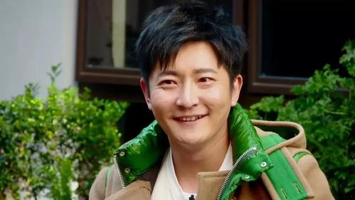 40岁的郭京飞,小时候曾因学习差而退学,长大后友情爱情双丰收