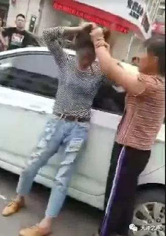 泗州第一街,两人女人厮打成一团!网友称疑似原配打小三