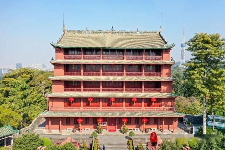 越秀公园内还有一个 镇海楼又名广州博物馆 是跨越637年的
