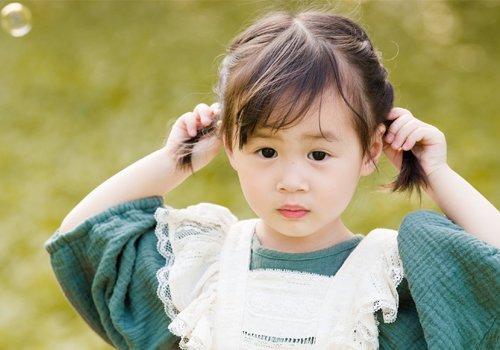 3岁女孩短发怎么梳可爱漂亮小女孩短发简单扎起来不仅萌还易上手