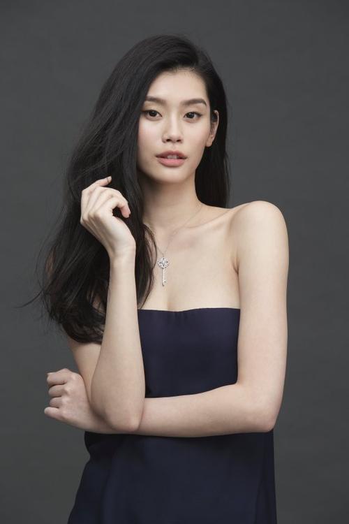 农药重度患者! 维密女模奚梦瑶模仿英雄出场动画